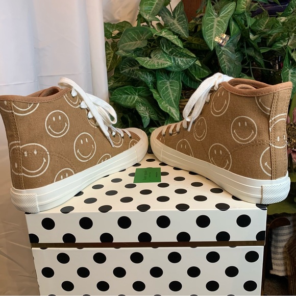 American Eagle Brown Canvas High-Top Sneakers with White Smiley Print - Picture 9 of 14